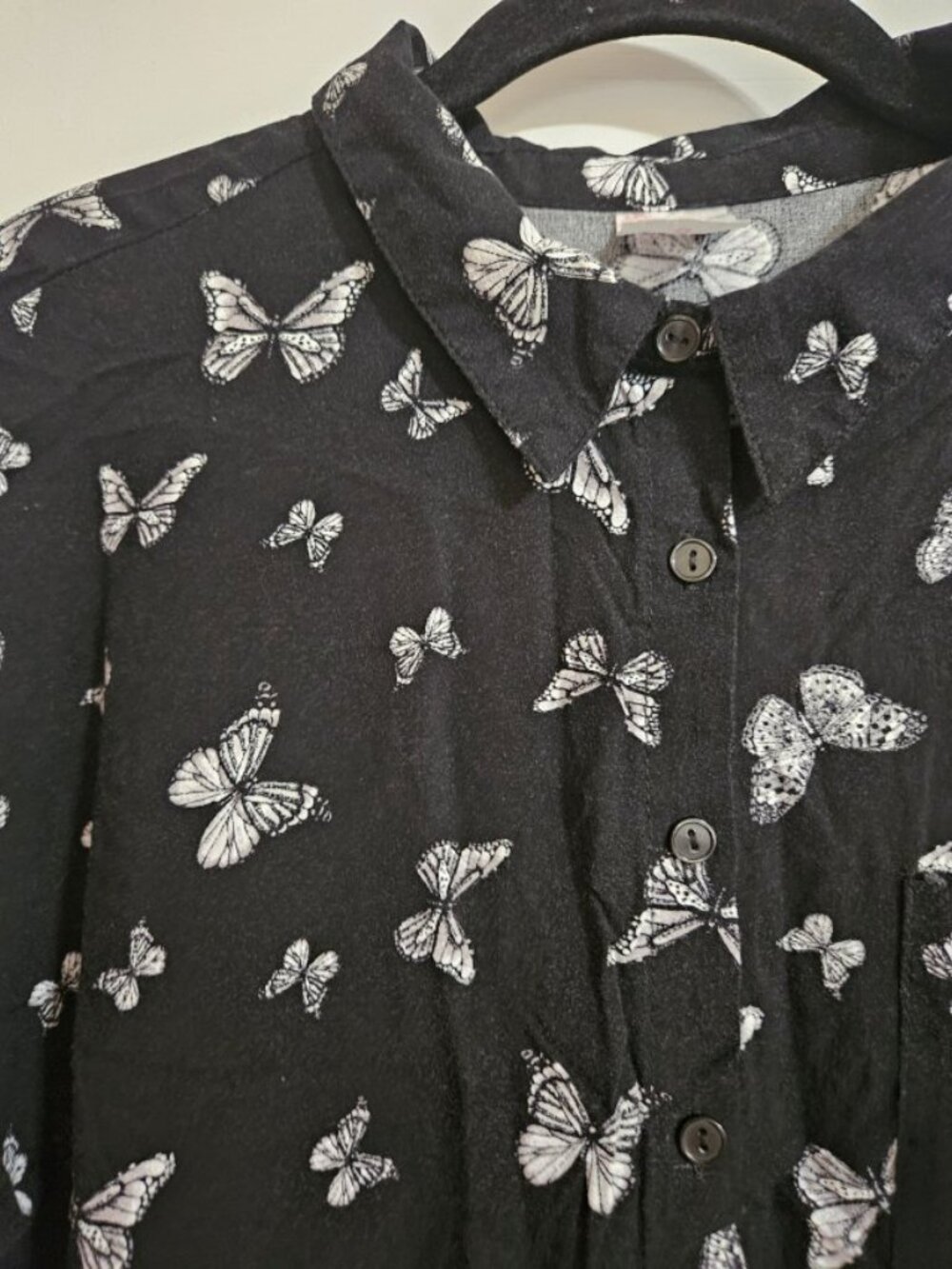 NO BOUNDRIES Black Butterfly Print Short Sleeved Button Front Blouse LARGE - Picture 5 of 5